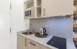 Kühlschrank, Herdplatte, Geschirrspüler
