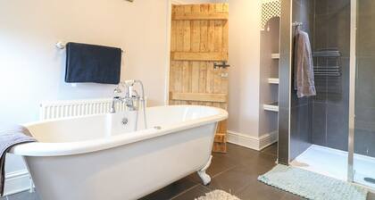 Derby Dream House - Cozy Retreat for Your Getaway