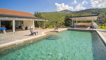 Piscina interna, piscina aquecida