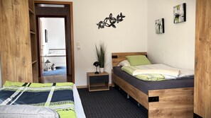 3 bedrooms, desk, iron/ironing board, travel crib - Spacious holiday apartment with terrace and garden (Bindlach)