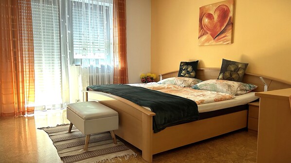 3 bedrooms, desk, iron/ironing board, travel crib