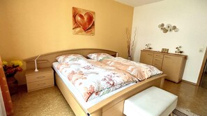 3 Schlafzimmer, Schreibtisch, Bügeleisen/B ügelbrett, Reisekinderbett