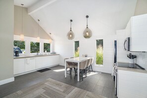 Großer Kühlschrank, Mikrowelle, Ofen, Herdplatte