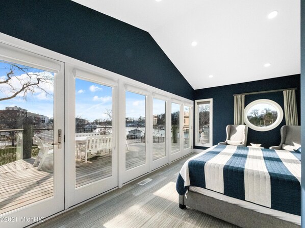 3 bedrooms, desk, iron/ironing board, free WiFi - The Blue Oasis is located in the heart of downtown South Haven with water views. (South Haven)