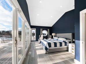 3 bedrooms, desk, iron/ironing board, free WiFi - The Blue Oasis is located in the heart of downtown South Haven with water views. (South Haven)