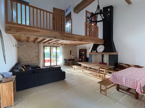 Fireplace, table tennis, books, stereo