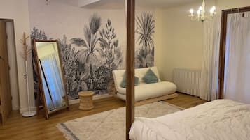 6 bedrooms, travel cot, WiFi, bed sheets
