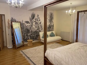 6 bedrooms, travel crib, WiFi, bed sheets