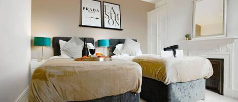 4 室のベッドルーム、デスク、アイロン / アイロン台、旅行用ベビーベッド