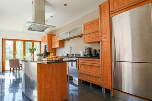 Fridge, microwave, oven, stovetop - Spacious House • Central Location • Pool Table • Smart TV • Free Parking (Northampton)