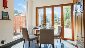 Unclassified image, 5 of 27, button - Thrift House • Central Location • Pool Table • Free Parking • Smart TV • Fast WiFi • Yoko Property (Northampton)