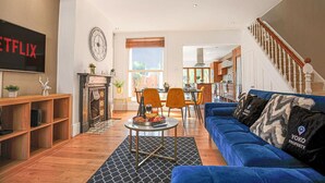Unclassified image, 4 of 27, button - Thrift House • Central Location • Pool Table • Free Parking • Smart TV • Fast WiFi • Yoko Property (Northampton)