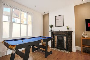 Game room - Spacious House • Central Location • Pool Table • Smart TV • Free Parking (Northampton)