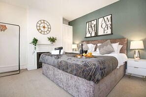 4 bedrooms, desk, iron/ironing board, travel crib