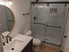 Dusche, Haartrockner, Handtücher, Seife