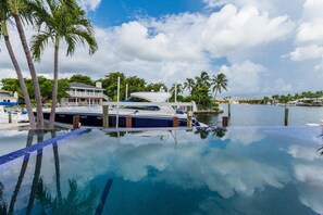 Piscine extérieure, piscine à débordement