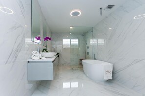 Combined shower/tub