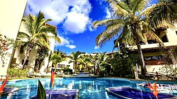 Alberca al aire libre y alberca climatizada