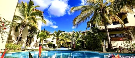 Alberca al aire libre y alberca climatizada