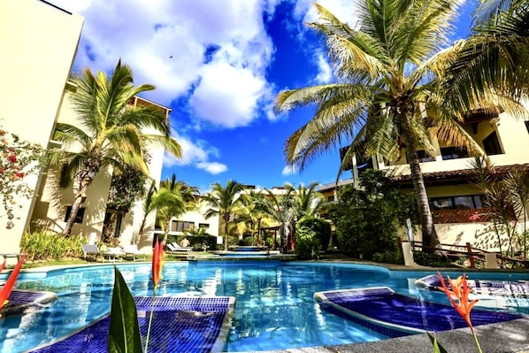 Alberca al aire libre y alberca climatizada