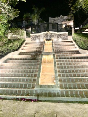 المنطقة المحيطة بالمنشأة