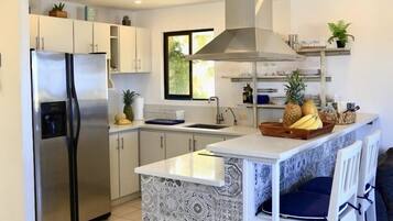 Refrigerador, microondas, horno y parrilla de estufa