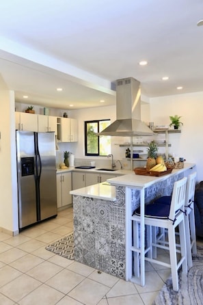 Refrigerador, microondas, horno y parrilla de estufa