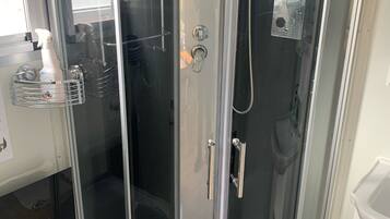 Douche, sèche-cheveux, serviettes fournies, savon