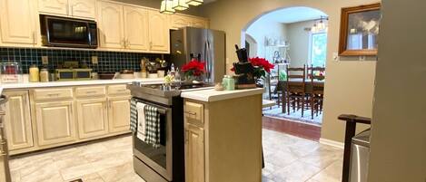 Réfrigérateur, four à micro-ondes, un four, surface de cuisson