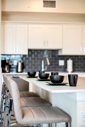 Appartement (2 Bedrooms) | Cuisine privée | Micro-ondes, four, plaque de cuisson, lave-vaisselle