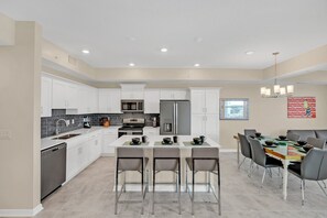 Appartement (2 Bedrooms) | Cuisine privée | Micro-ondes, four, plaque de cuisson, lave-vaisselle