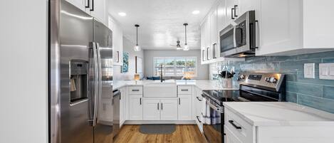 Køleskab, mikrobølgeovn, ovn, kogeplade