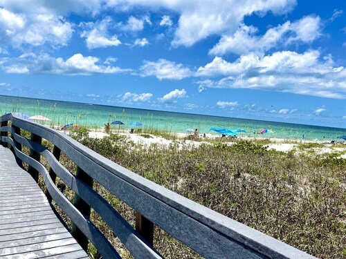 Sandy Feet Retreat - Perfect Walk-to-Beach Cottage!