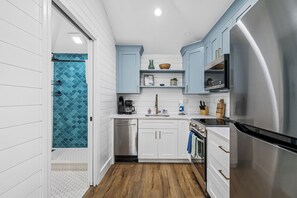 Refrigerador, microondas, horno y parrilla de estufa 