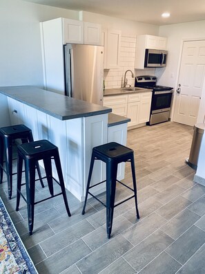 Fridge, microwave, oven, stovetop - Modern Studio, Walk to Sapphire Beach (St Thomas)