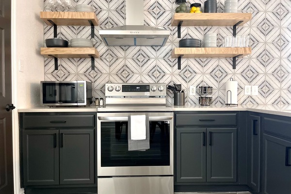 Een koelkast, een microgolfoven, een oven, een kookplaat