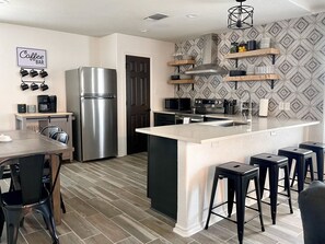 Køleskab, mikrobølgeovn, ovn, kogeplade