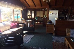 Een televisie en boeken