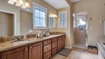 Douche, baignoire Ă jets, sĂšche-cheveux, serviettes fournies