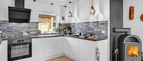 Fridge, oven, stovetop, dishwasher