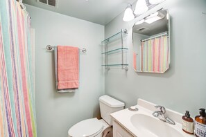 Ensemble douche/baignoire, sèche-cheveux, serviettes fournies, savon