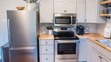Frigorífico, microondas, horno y placa de cocina