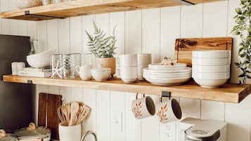 Refrigerador, microondas, cafetera/tetera, tostadora