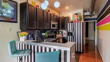 Frigorifero, microonde, forno, piano cottura