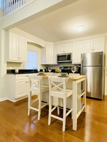 Trendy 1 bedroom +loft apartment w/ parking