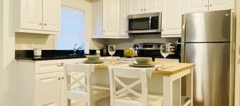 Trendy 1 bedroom +loft apartment w/ parking