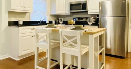 Trendy 1 bedroom +loft apartment w/ parking