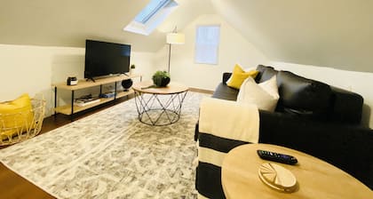 Trendy 1 bedroom +loft apartment w/ parking