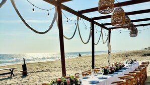 A beachside dining setup with tables and chairs, overlooking the ocean. - Hotel Boutique Punta Jamaica (Coyuca de Benitez)