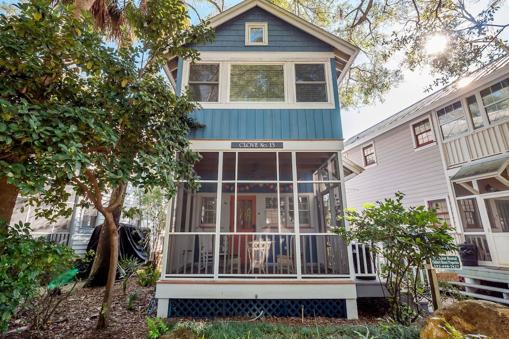 Cozy Clove Cottage in the Steinhatchee Landing Resort